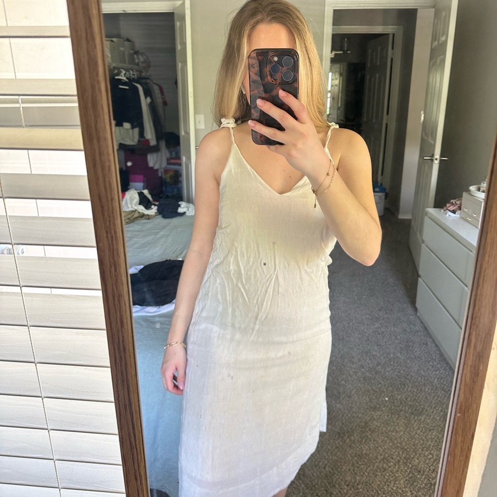 Elegant White Sleeveless Dress